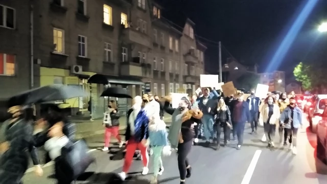Tczew - Tłumy na ulicach Tczewa. Protest przeciw decyzji TK #PiekłoKobiet