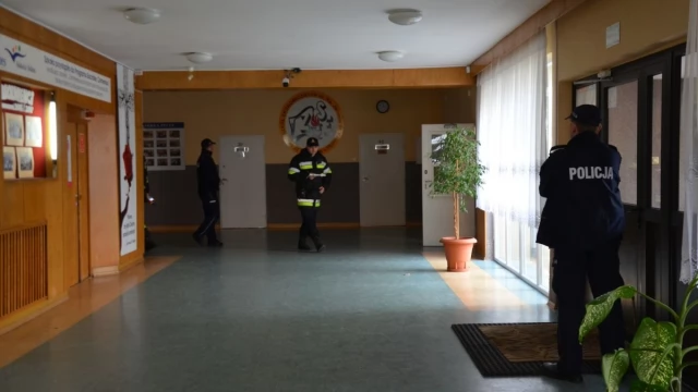 Tczew - 500 uczniów ewakuowanych z "Ekonomika". Ktoś rozpylił nieznaną substancję. Akcja również w SP1 [AKTUALIZACJA]