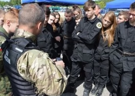 Tczew - Młodzież ze szkoły w Swarożynie przygotowuje się do służby w policji