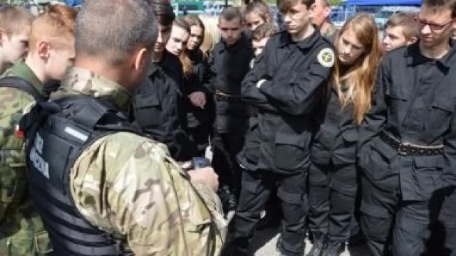 Tczew - Młodzież ze szkoły w Swarożynie przygotowuje się do służby w policji