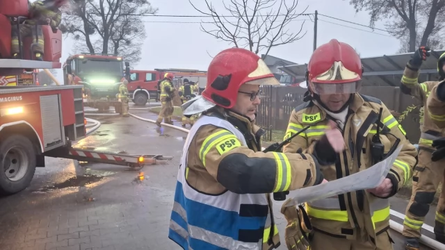 Tczew - Trzynaście zastępów strażackich gasiło pożar wędzarni w Dalwinie
