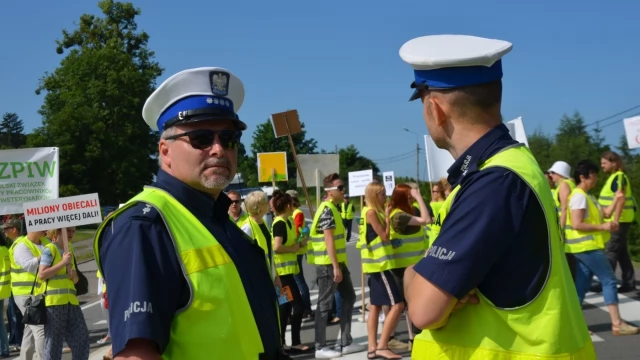 Tczew - Pracownicy inspekcji weterynaryjnej zablokowali dk 22. Walczą o godne płace