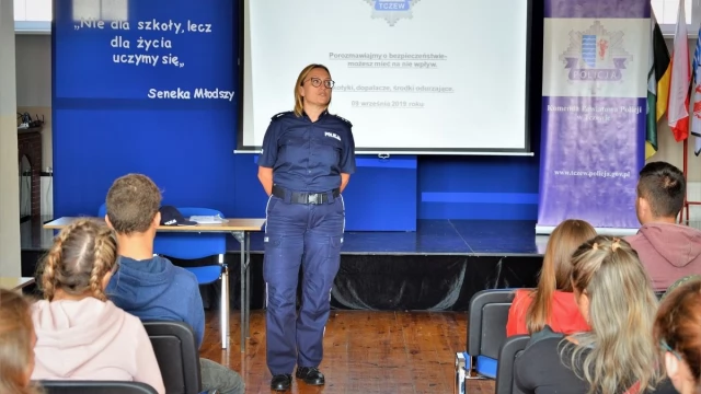 Tczew - O narkotykach i dopalaczach z policjantami