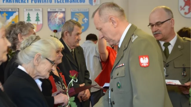 Tczew - Urzędnicy starostwa i rodzice żołnierzy odebrali medale