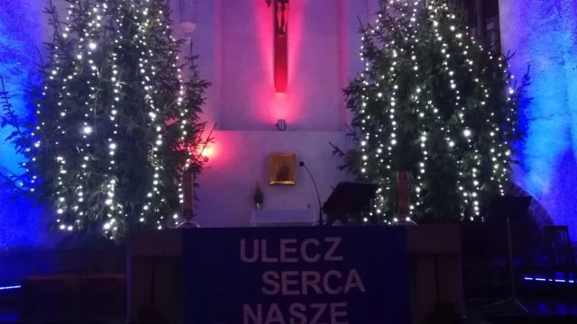 Tczew - Żłóbek w kształcie serca, tort i "sto lat" - czyli pasterka w kościele szkolnym