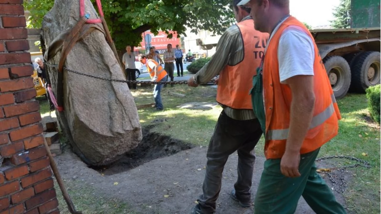 Tczew - Kilkunastotonowy głaz pojawił się w centrum Tczewa