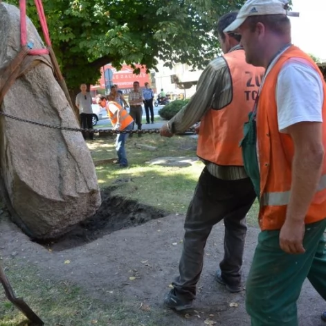 Tczew - Kilkunastotonowy głaz pojawił się w centrum Tczewa