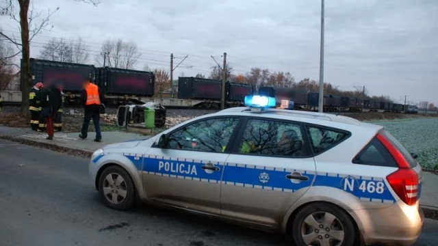 Tczew - Wypadek w Subkowach. Bus utknął między szlabanami