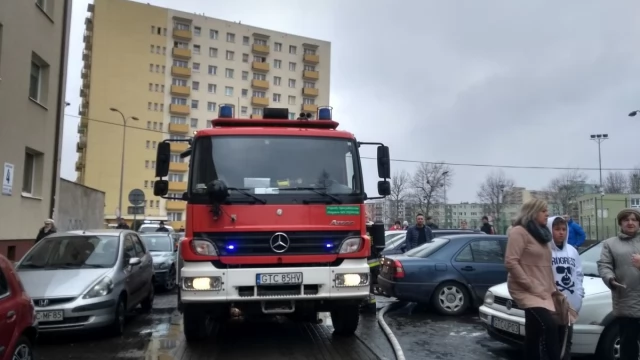 Tczew - Pożar na Saperskiej. Mężczyzna znaleziony w piwnicy w ciężkim stanie, jest więcej poszkodowanych