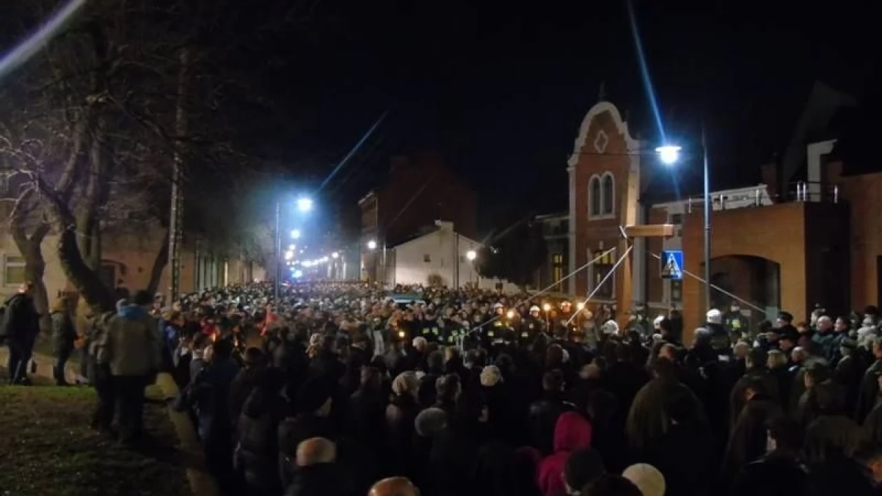 Tczew - Droga krzyżowa na Starym Mieście. Tłumy tczewian na ulicach
