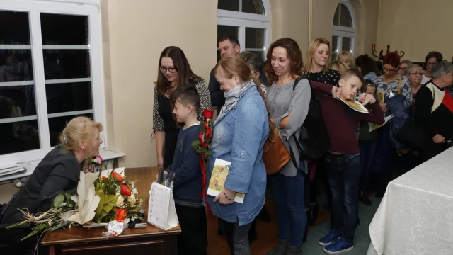 Tczew - Co kryje się "za tęczowymi drzwiami"? Promocja tomiku poetyckiego Zofii Daniel w tczewskiej bibliotece