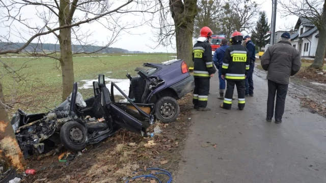 Tczew - Wypadek w Narkowach. Ranna osoba uwięziona w aucie