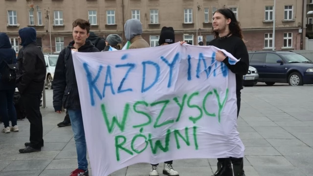 Tczew - Pikiety narodowców i środowisk antyfaszystowskich zakończyły się bijatyką