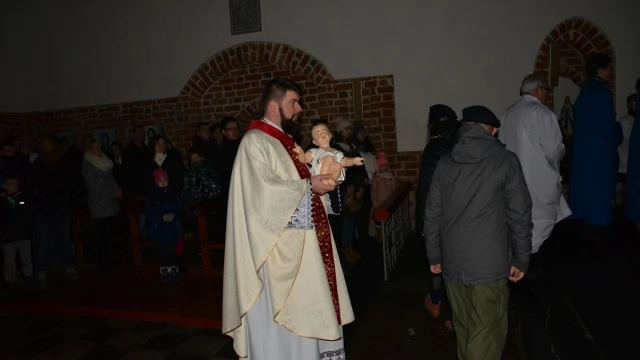 Tczew - Modlitwa, tort i sto lat na narodziny Jezusa. Pasterka w kościele szkolnym