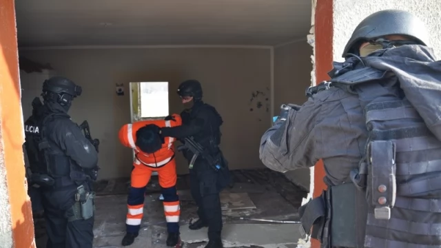 Tczew - Antyterroryści w Czarlinie szturmowali dom do rozbiórki