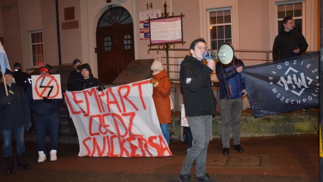 Tczew - Zbiórka podpisów pod projektem "Legalna aborcja". Narodowcy czekali z mopem. Marta Lempart w Tczewie