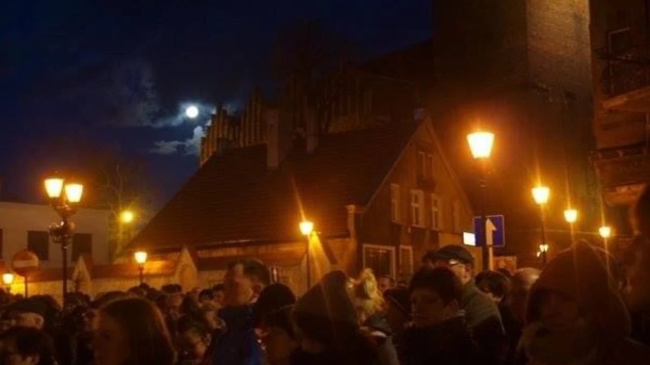Tczew - Droga krzyżowa na Starym Mieście. Tłumy tczewian na ulicach