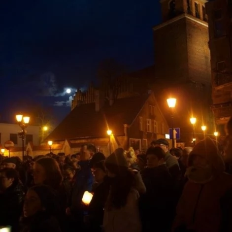 Tczew - Droga krzyżowa na Starym Mieście. Tłumy tczewian na ulicach