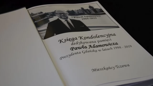 Tczew - Tczew żegna prezydenta Adamowicza - księga kondolencyjna, spotkanie przed ratuszem