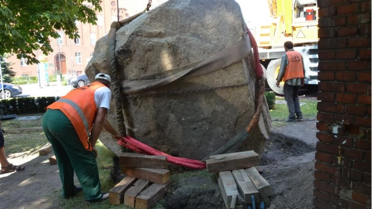 Tczew - Kilkunastotonowy głaz pojawił się w centrum Tczewa