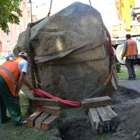 Tczew - Kilkunastotonowy głaz pojawił się w centrum Tczewa
