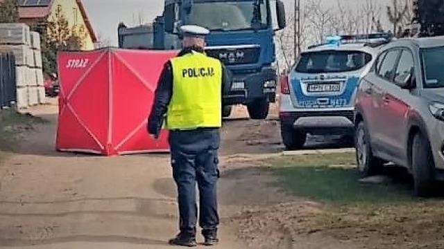 Tczew - Policjanci pracowali na miejscu śmiertelnego potrącenia pieszego przez śmieciarkę