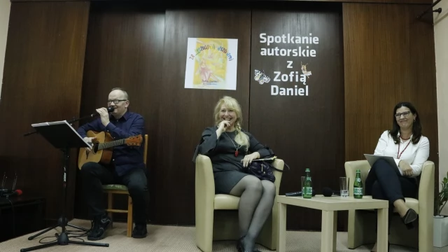 Tczew - Co kryje się "za tęczowymi drzwiami"? Promocja tomiku poetyckiego Zofii Daniel w tczewskiej bibliotece