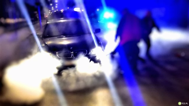 Tczew - Policjanci zauważyli dym i płomienie - natychmiast zatrzymali auto (WIDEO)