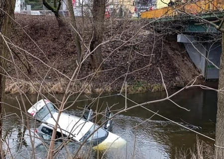 Tczew - Podjęli heroiczną walkę z czasem. 33-latek w tonącym samochodzie już nie oddychał...