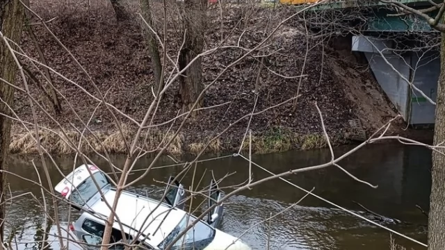 Tczew - Podjęli heroiczną walkę z czasem. 33-latek w tonącym samochodzie już nie oddychał...