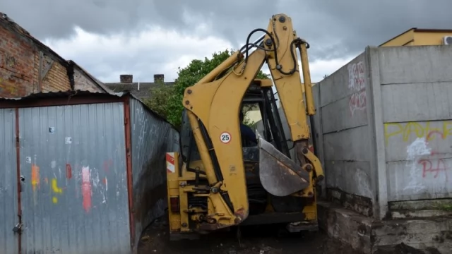 Tczew - Nielegalne składowisko zlikwidowane. 100 ton śmieci w środku miasta