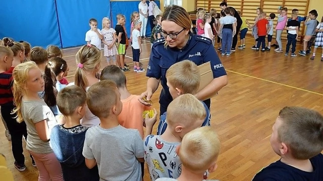 Tczew - Policjanci w szkołach - by nauczyć dzieci bezpiecznego poruszania po drogach...