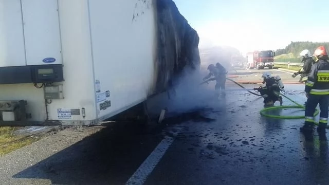 Tczew - Na A1 ciężarówka stanęła w płomieniach