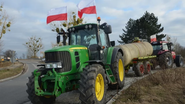 Tczew - Rolnicze miasteczko na rondzie w Czarlinie. Jest nawet trumna [WIDEO]