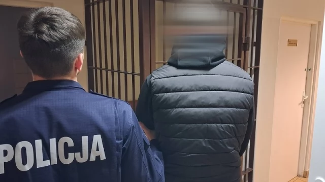 Tczew - Zadyma w Pelplinie. Palili race i szaliki przed szkołą