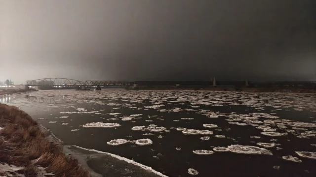 Tczew - Wisła płynie coraz leniwiej - na rzece pojawił się śryż