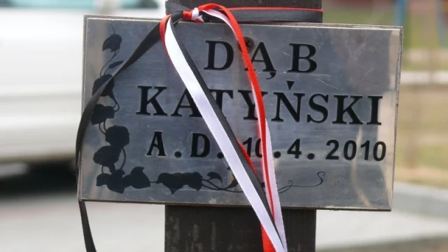 Tczew - Na Suchostrzygach pod Dębem Katyńskim wspominali ofiary katastrofy 