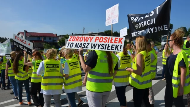 Tczew - Pracownicy inspekcji weterynaryjnej zablokowali dk 22. Walczą o godne płace