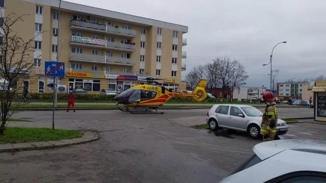 Tczew - Ul. Armii Krajowej. Po zderzeniu z osobówką drzewo spadło na spacerowicza [WIDEO]
