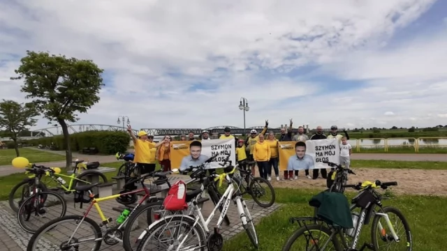 Tczew - KO zbiera podpisy dla Rafała Trzaskowskiego, a "ekipa Szymona" na rowerach walczy z hejtem