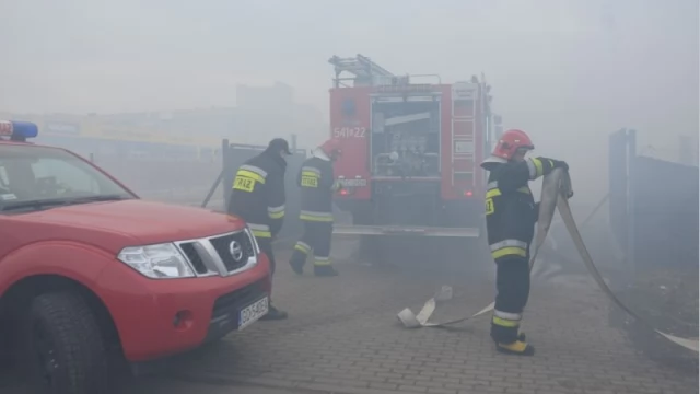 Tczew - Część Suchostrzyg spowita gęstym dymem. Groźny pożar na ulicy Jagiellońskiej