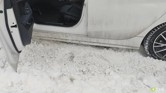 Tczew - Służby w akcji. Auto zawisło na śniegu, torując przejazd
