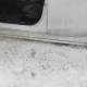 Tczew - Służby w akcji. Auto zawisło na śniegu, torując przejazd