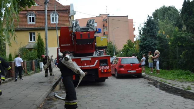 Tczew - Pożar na Zielonej. Strażacy wynieśli z mieszkania mężczyznę