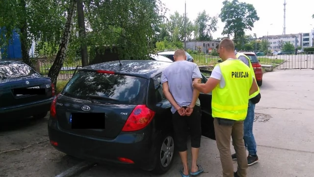 Tczew - Porzucili na polu kukurydzy auto z martwym kolegą w środku