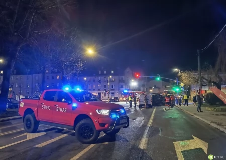 Tczew - Zderzenie trzech aut na Wojska Polskiego - karetka leży na boku [WIDEO]