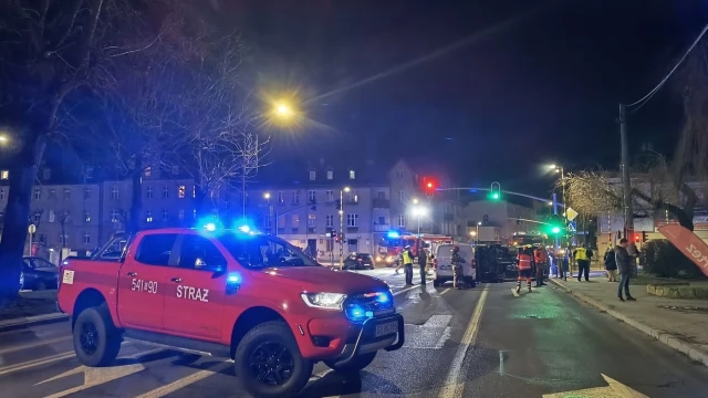 Tczew - Zderzenie trzech aut na Wojska Polskiego - karetka leży na boku [WIDEO]