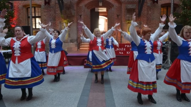 Tczew - Bożonarodzeniowe stoły na zamkowym dziedzińcu