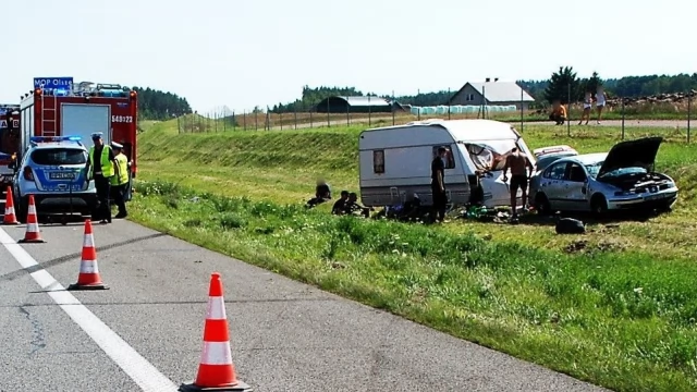 Tczew - Dwa wypadki - kierowca z kempingiem dachował, motocykliście nie ustąpiono pierwszeństwa