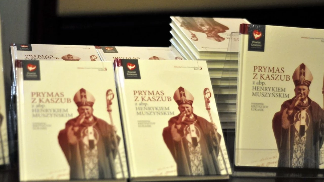 Tczew - Arcybiskup senior Henryk Muszyński w Miejskiej Bibliotece Publicznej